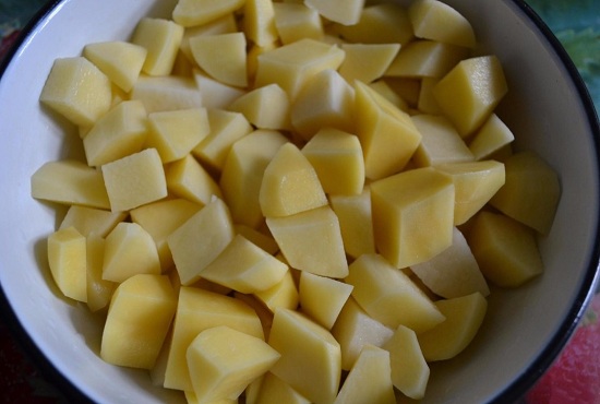 Картофель нарезаем брусочками