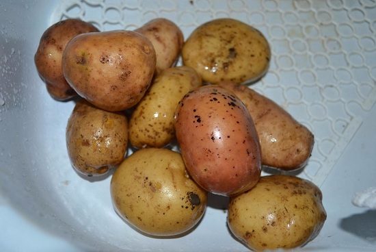 Тщательно вымоем картофельные клубни