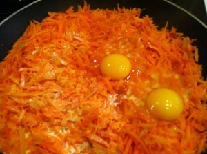 пирог с морковью - яйца и сливки