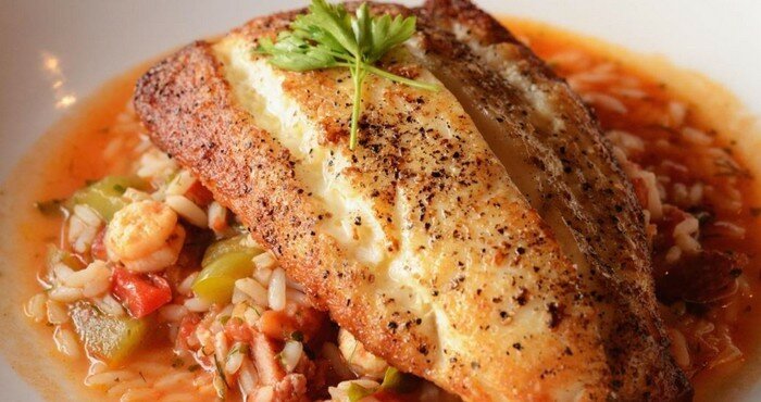 яркое блюдо из рыбы с овощным гарниром