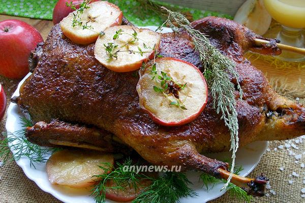 Утка запеченная с яблоками в духовке в рукаве