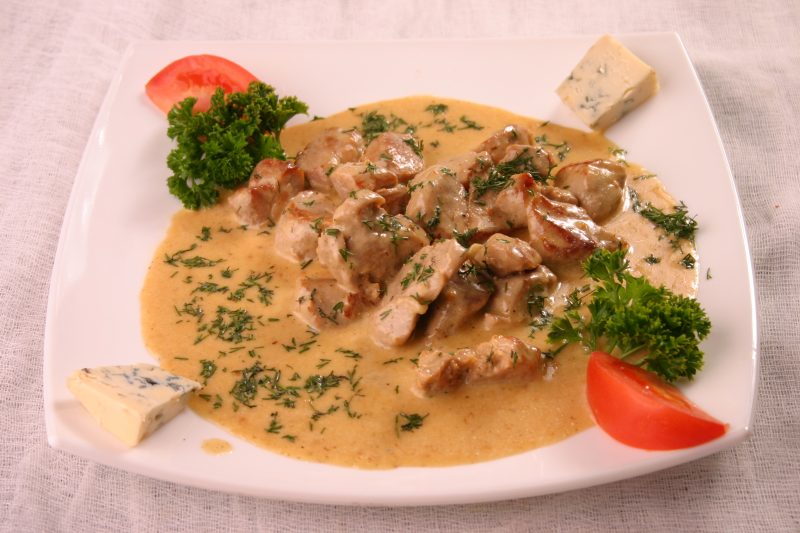 Свинина в сливочном соусе – 6 рецептов, как приготовить на сковороде, в мультиварке и в духовке