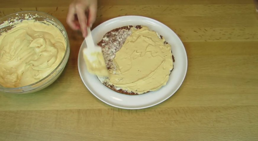 Торт дамский каприз: Собираем торт, чередуя коржи, и промазывая каждый из них кремом.