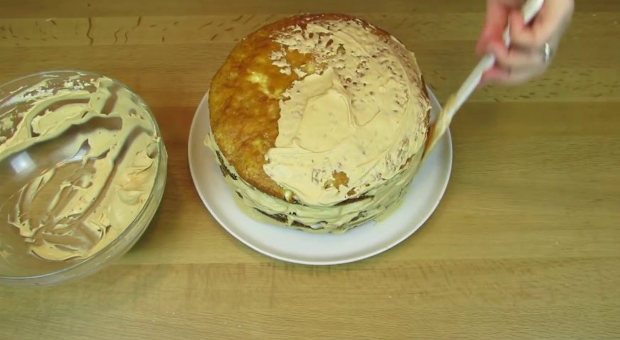 Торт дамский каприз: Верх и бока торта смазываем кремом, и декорируем по своему вкусу.
