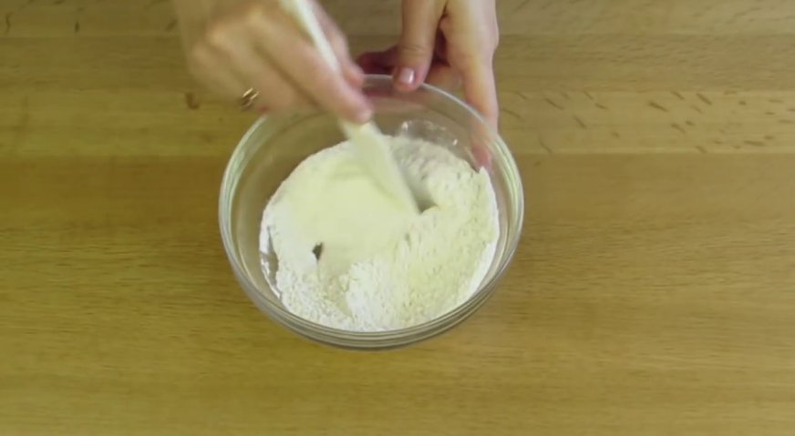 Торт дамский каприз: Первым этапом нужно испечь 4 коржа. Каждый из них замешивать и выпекать нужно отдельно, так как в составе теста есть разрыхлитель.