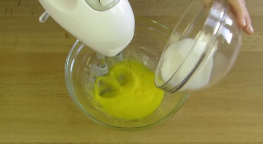 Торт дамский каприз: Взбиваем миксером добела яйцо с сахаром.