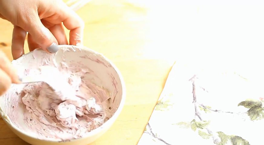 Торт полет: Часть крема откладываем для украшения. При желании его можно подкрасить пищевым красителем.