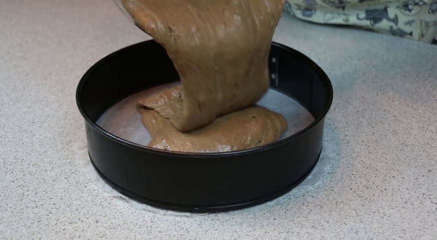 Торт норка крота: Выкладываем тесто в форму для выпечки, выстеленной пергаментом. Выпекаем в предварительно разогретой до 180*С духовке в течение 30 минут.