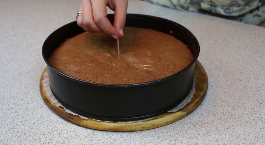 Торт норка крота: Готовность бисквита проверяем деревянной шпажкой.