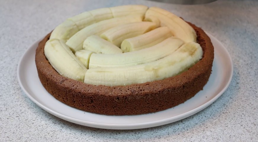 Торт норка крота: Дно бисквитной формы заполняем цельными бананами.