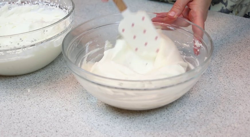 Торт норка крота: Аккуратно смешиваем взбитые сливки с творожной массой.
