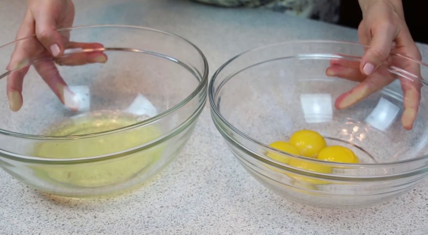 Торт норка крота: Отделяем белки от желтков.