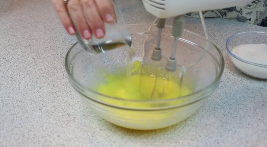 Торт норка крота: Взбиваем желтки в несколько приёмов добавляя крутой кипяток.