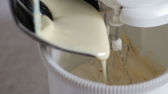 Не выключая миксер, вводим сгущенное молоко... Торт Дамские пальчики: пошаговый фото-рецепт