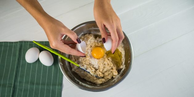 Пирог с грушами и грецкими орехами: добавьте йогурт, масло и яйца