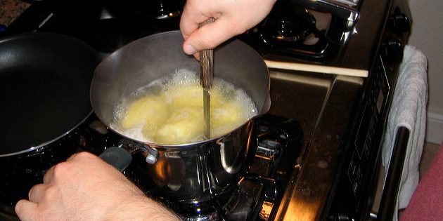 Рецепт картофельного пюре: готовность картошки проверяйте ножом