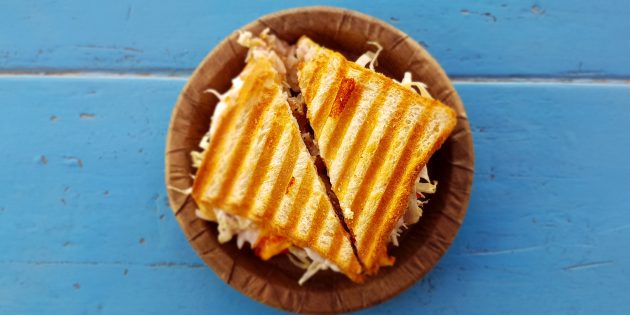 плавленый сыр: Горячие сэндвичи с индейкой, сыром и руколой
