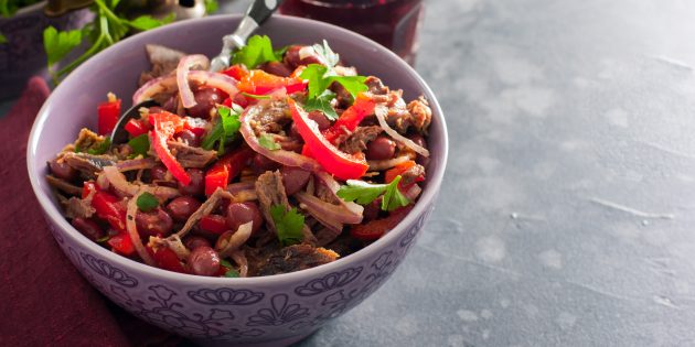 Салат с фасолью, говядиной, перцем и грецкими орехами: простой рецепт