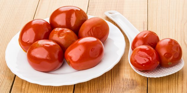 Как солить помидоры с зеленью и чесноком