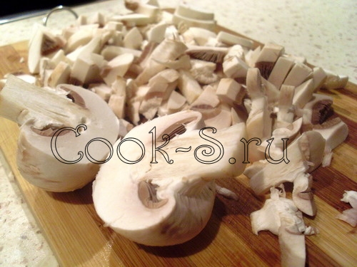 слойки с курицей и грибами - нарезать грибы