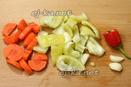 Режем морковку и перец