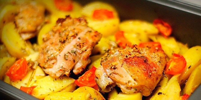 Сочные куриные бедра в духовке с картошкой