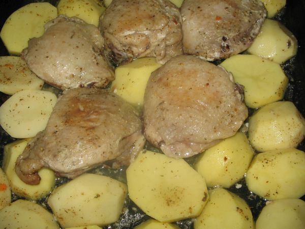 Куриные бедра в духовке с сыром и картошкой