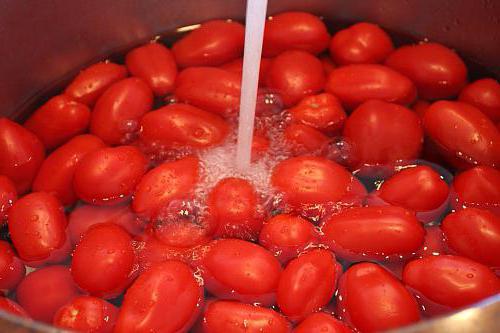 квашеные зелёные помидоры в кастрюле