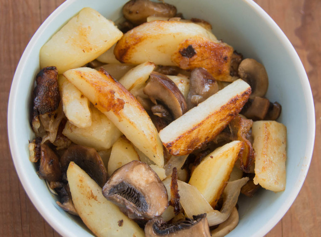 жареный картофель с грибами в мультиварке