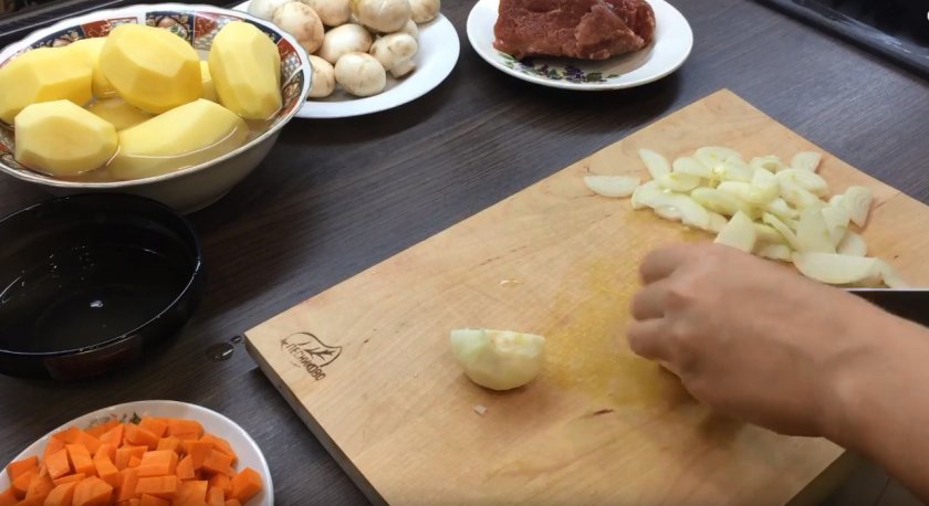 Из свинины с шампиньонами и опятами