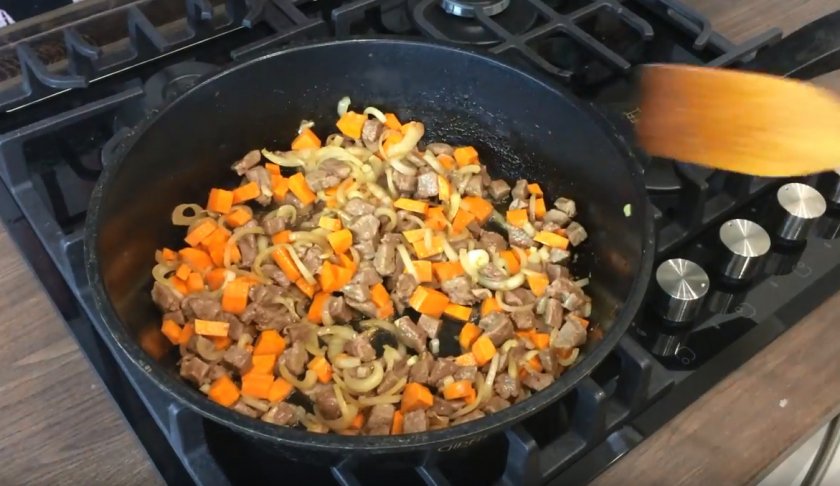 Из свинины с шампиньонами и опятами