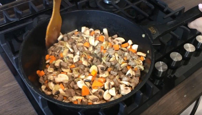 Из свинины с шампиньонами и опятами