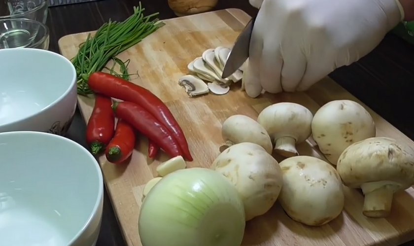 Курица под сливочно-грибным соусом