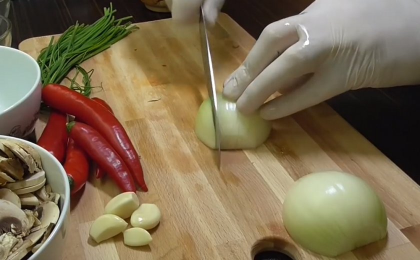 Курица под сливочно-грибным соусом