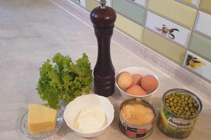 Салат с яйцом, сыром и горошком