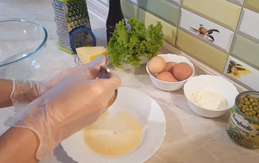 Салат с яйцом, сыром и горошком