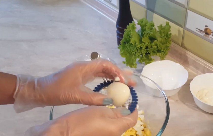 Салат с яйцом, сыром и горошком