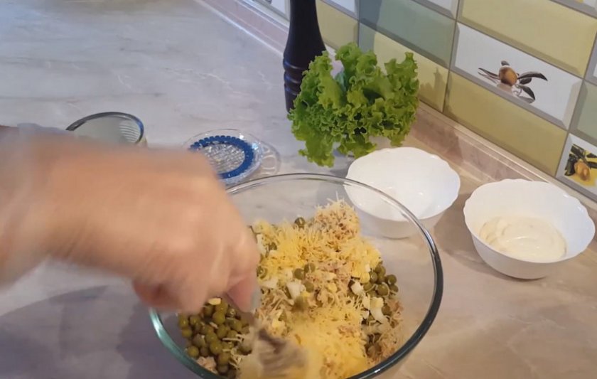 Салат с яйцом, сыром и горошком