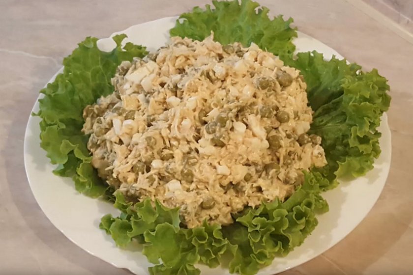 Салат с яйцом, сыром и горошком