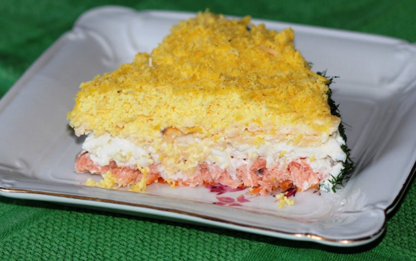 Салат с рыбой и яблоком