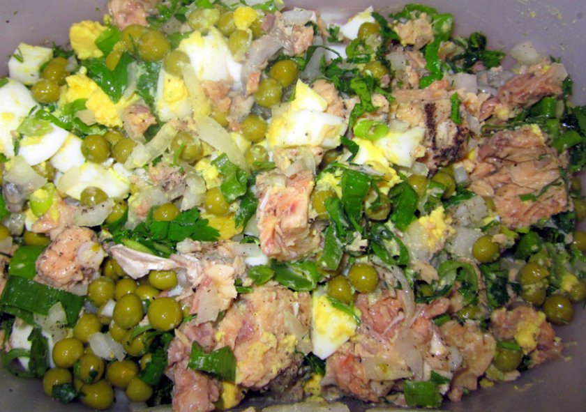 Салат с яйцом, сыром и горошком