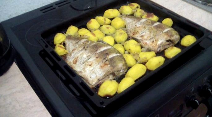 Как приготовить рыбу в духовке с картошкой кругу семьи