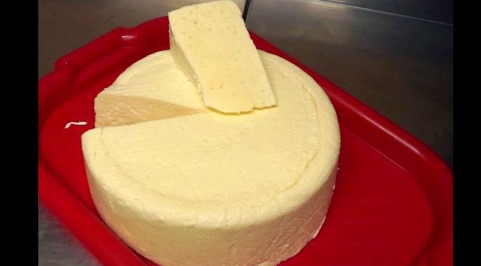 Как сделать сыр в домашних условиях из молока плиту, смесь утрамбовывают