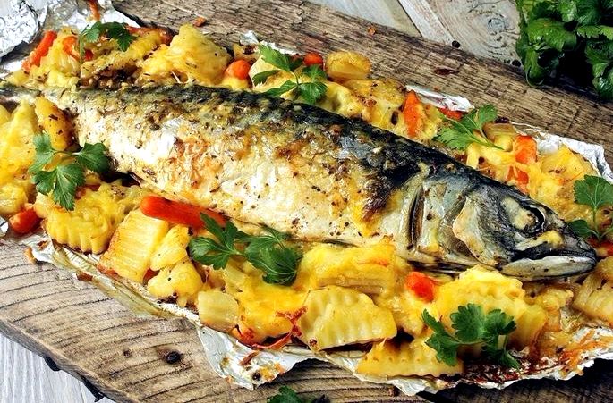 Как запечь рыбу в духовке с картошкой Противень смазать сливочным маслом