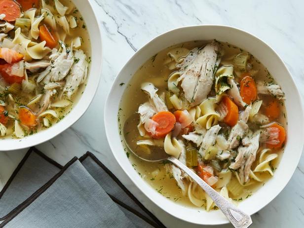 Фотография блюда - Куриный суп с лапшой в мультиварке
