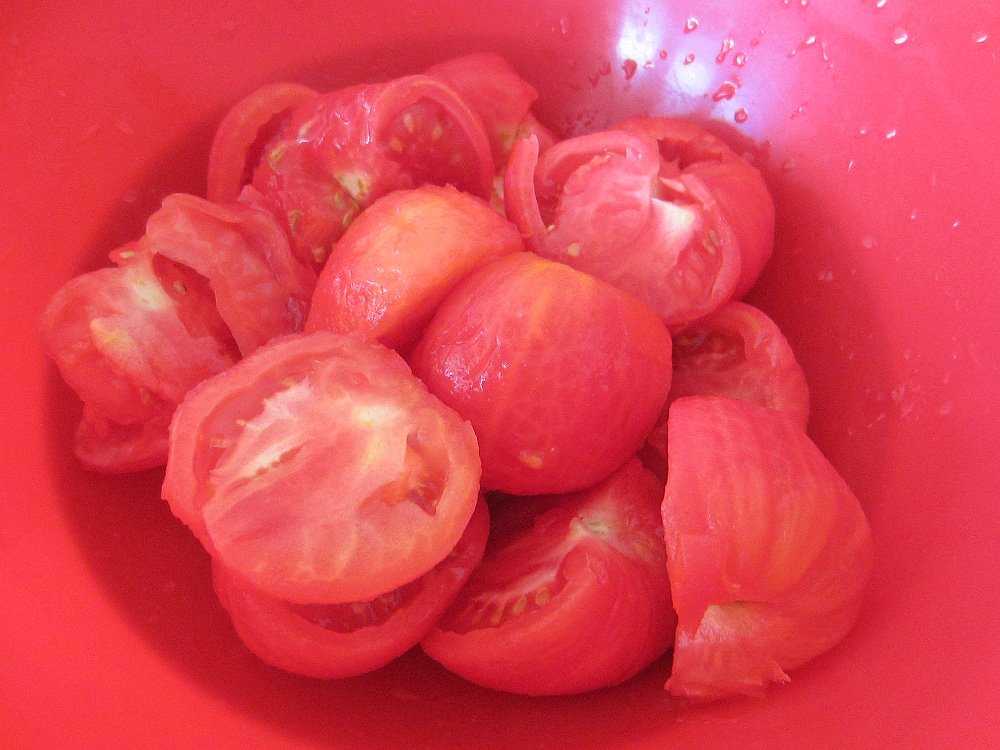 очищаем помидоры