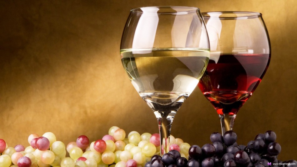 Виноград разных сортов, белое и красное домашнее вино в бокалах
