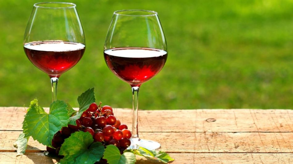Пара бокалов домашнего красного вина