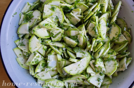 Салат из кабачков на зиму с чесноком и зеленью
