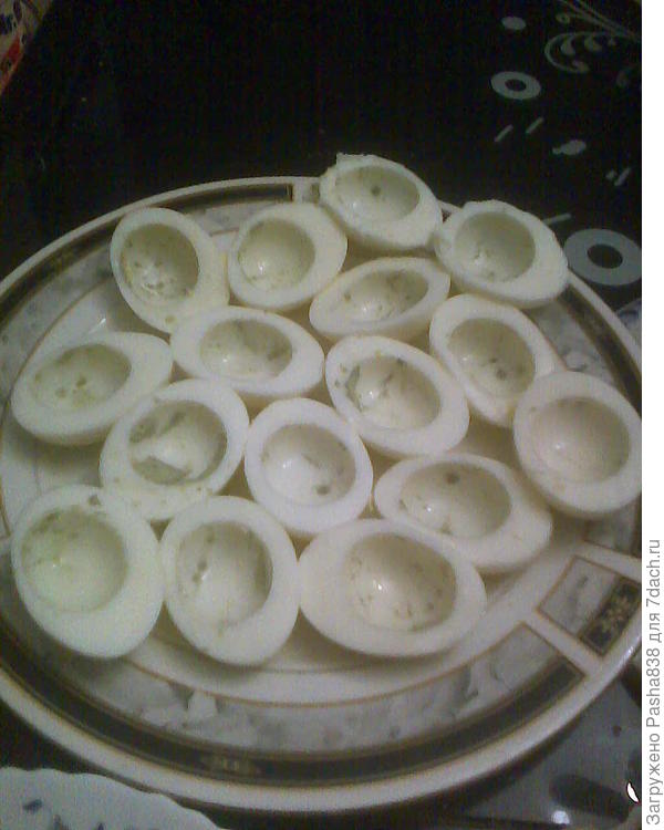 Яйца чистятся, режутся пополам и из них вытряхается в специальную миску для будущего замеса желток